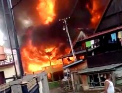 Kebakaran di Panyula, Tiga Rumah Ludes, Api Masih Berkobar