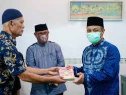 Berkunjung ke Soppeng, Gubernur Sulsel Serahkan Wakaf Al-Quran dan Hibah Sarana Masjid