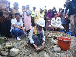 Peletakan Batu Pertama Pembangunan Pasar Rakyat Tarue, Bupati Indah: Bangkitkan Ekonomi Masyarakat