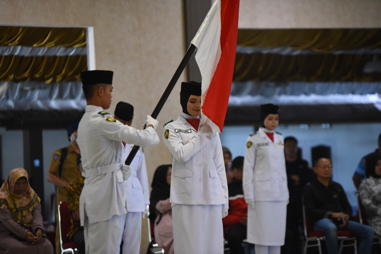 Kukuhkan Pasukan Pengibar Bendera, Ini Pesan Bupati Indah - Radar Bone