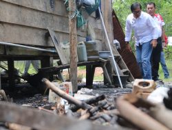 Wabup Lutra Bantu Korban Kebakaran di Desa Cenning
