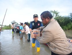 Wabup Lutra Pimpin Penyaluran Bantuan Korban Banjir di Limbongwara
