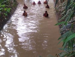 Seorang Kakek Hilang Terseret Arus Sungai Walanae di Soppeng, SAR Brimob Bone Diterjunkan Cari Korban