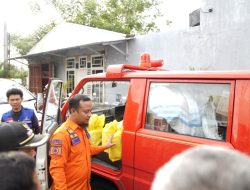 Pagi-Pagi, Gubernur Andi Sudirman Tinjau dan Bawa Bantuan untuk Korban Banjir di Biringkanaya