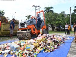 Kemudikan Alat Berat, Bupati Indah Gilas 10.741 Produk Kadaluarsa
