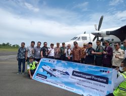 Penerbangan Perdana Bandara Arung Palakka, Wabup: Jangan Takut Terbang