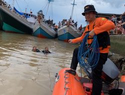 Tim SAR Brimob Bone Bantu Pencarian Pengemudi Mobil Dinas Tenggelam di Muara Sungai Tangka