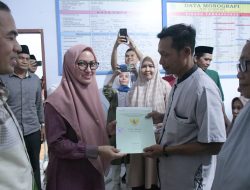 Program SEHATKAN, IDP Serahkan Sertifikat 65 Bidang Tanah  ke Warga Batang Tongka