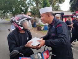 Bersama Baznas, Brimob Bone Bagi-bagi Takjil dan Makanan Siap Saji Ke Pengguna Jalan