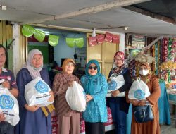 PKK Sulsel Berbagi Sembako di Beberapa Kecamatan di kota Makassar