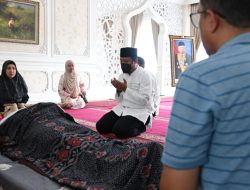 Gubernur Andi Sudirman Melayat dan Sampaikan Belasungkawa Berpulangnya Rapsel Ali