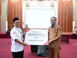 Gubernur Andi Sudirman Serahkan Zakat ke BAZNAS Sulsel