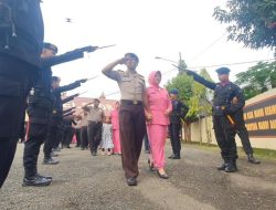 Tradisi Sangkur Pora Warnai Acara Tradisi Pelepasan Personel Brimob Bone Mutasi ke Dinas Umum