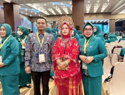 Momen Hari Kartini, Kadis TPHP Bone Dampingi Jusmiati Terima Penghargaan Pahlawan Pangan