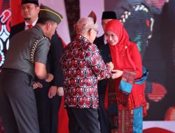 Moment HARGANAS di Banyuasin, Bupati Indah Raih Tanda Kehormatan Presiden