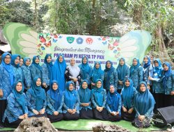 Percepat Penurunan Stunting, Sofha Marwah Bahtiar Serahkan Bantuan Telur dan Susu di Kabupaten Maros