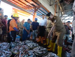 Cek Harga Ikan, Pj Gubernur Bahtiar Tinjau TPID Poetere Makassar