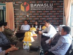 Dikunjungi Pimpinan Baznas, Komisioner Bawaslu Bone Kompak Tunaikan Zakat Maal