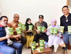 Sambangi Pelaku Usaha Rumahan Kripik Pisang, Pj Gubernur Bahtiar Bantu Promosi