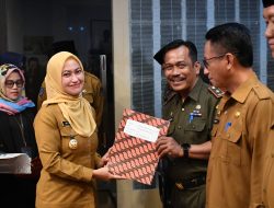 Bupati IDP Serahkan SK Kenaikan Pangkat dan SK Pensiun
