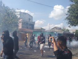 Kantor KPU Bone Di Demo, Massa Bakar Ban Hingga Lempari Petugas Kepolisian