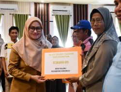 Bupati IDP Serahkan Dana Klaim Asuransi Usaha Tani Padi, Beri Rasa Nyaman Pejuang Pangan