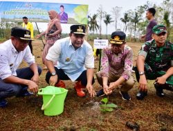 Pj Gubernur Bahtiar dan Rektor IAIN Bone Tanam 1.000 Pohon Pisang Cavendish