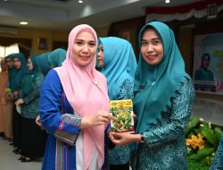 Silaturahmi ke Pengurus PKK Jeneponto, Sofha Marwah Bahtiar Serahkan Bantuan Bibit Cabai
