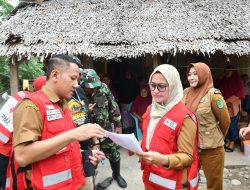 Salurkan Bantuan Puting Beliung Kecamatan Sabbang, Bupati IDP: Waspadai Bencana