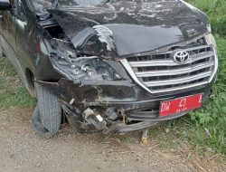 Pecah Ban, Mobil Kadis Perikanan Bone Seruduk Pohon di Arasoe