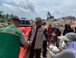Jumat Berkah, Baznas Bone Bagi-bagi Nasi Kotak untuk Pemulung di TPS Passippo