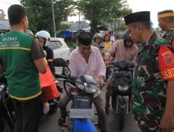 Jumat Berkah di Ramadan, Baznas Bone dan Kodim 1407 Bagi-bagi Nasi Kotak