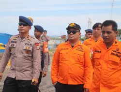 Kolaborasi Tim SAR Brimob dan Personel Pos Basarnas Bone Patroli Pantau Arus Mudik di Pelabuhan Bajoe