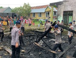 Salut!! SAR Brimob Bone Bantu Korban Kebakaran Bajoe