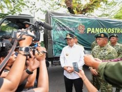Pj Gubernur Sulsel dan Pangdiv 3 Kostrad Lepas 10 Truk Bantuan untuk Korban Banjir di Luwu