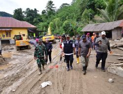 Tembus Titik Longsor Menuju Desa Kadundung, Pj Gubernur Bahtiar Pastikan Ketersediaan Bahan Pangan Warga Korban Bencana