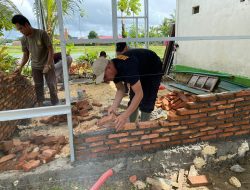 Bantu Warga Kurang Mampu, Brimob Bone Bersama Baznas Bangun Rumah Layak Huni