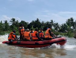 Tim SAR Brimob Bone Lakukan Pencarian Korban Hilang Usai Perahu Tabrak Batang Pohon