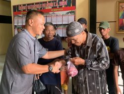 Sembelih 10 Ekor Sapi, Brimob Bone Bagi-bagi Daging Kurban Untuk Warga