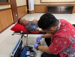 Jelang Hari Bhayangkara ke 78, Danyon Brimob Bone Dan Anggota Donor Darah Di Polres Bone