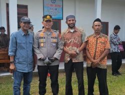 Kapolres Bone Kunjungi Desa Tapong, Serahkan Bantuan Perlengkapan Sekolah dan Beasiswa Berprestasi
