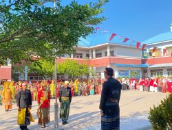 UPT SD Inpres 12/79 Macanang Rayakan HUT Ke-79, Peserta Upacara Bendera Kenakan Pakaian Adat Nusantara