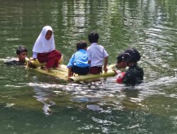 Pembangunan Jembatan Gantung Penghubung 3 Desa di Mare Mendesak, Anak SD Rela Gunakan Perahu Rakitan Menyeberang Sungai