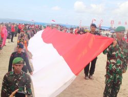 Brimob Bone Ambil Bagian Dalam Kegiatan Pembentangan Bendera Di Gusung Tangkulara