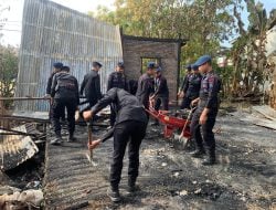 Brimob Bone Bantu Korban Kebakaran Jalan Andi Massakirang Bone, Bersihkan Sisa Puing Kebakaran