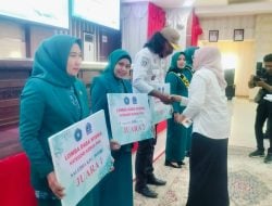 Ketua PKK Desa Arasoe Bone Juara 2 Lomba Dasa Wisma Kategori Kebun PKK