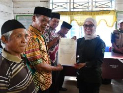 Bupati IDP Serahkan Sertifikat Tanah Gratis, Program Redistribusi Tanah Efektif Cegah Konflik Agraria