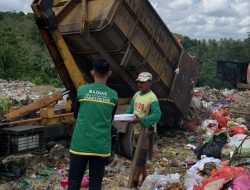 Jumat Berkah, Baznas Bone Bagikan Nasi Dos ke Pemulung