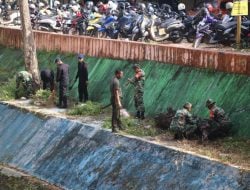 Aksi TNI – Polri Bersih-bersih Kerja Bakti Bersihkan Sampah di Pinggiran Sungai dan Pasar Sentral Lama