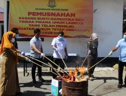Kejari Bone Musnahkan Barang Bukti Perkara Pidana yang Telah Memperoleh Kekuatan Hukum Tetap